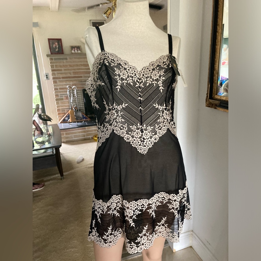 Wacoal Women's Embrace LaceChemise - Black with Lace- Size Large NWT